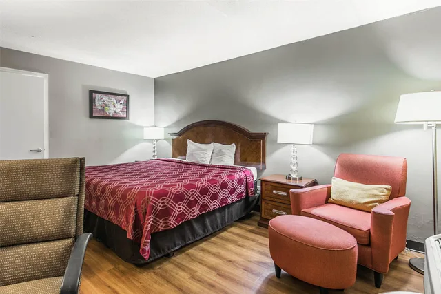 Efficiency, King Bed, Smoking, Accessible، Econo Lodge Tallahassee I-10 near University 2/4