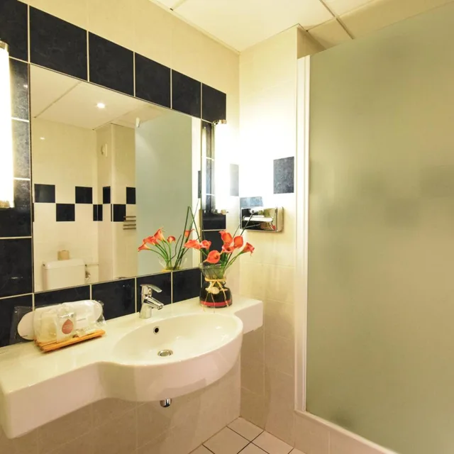 غرفة رباعية بسرير مزدوج مع أريكة، KYRIAD PRESTIGE BORDEAUX OUEST - MERIGNAC 2/2
