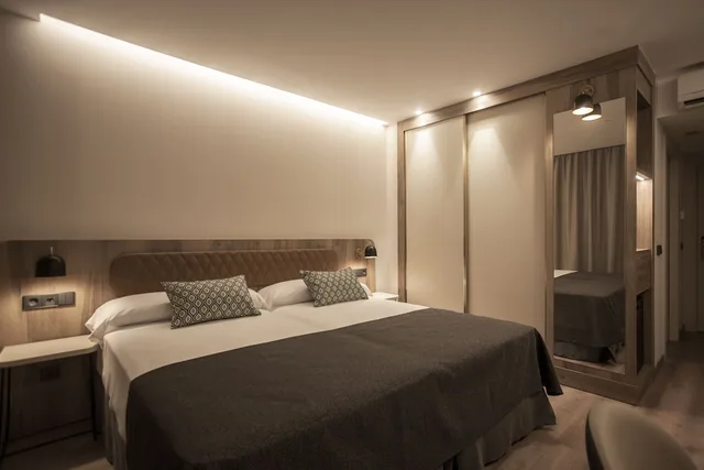 غرفة قياسية بإطلالة على المدينة بشرفة مفردة بسريرين منفصلين، Presidente Hotel 3/4