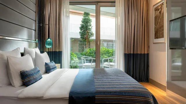 غرفة بريميوم بسرير كينج بإطلالة على الحديقة، Crowne Plaza Istanbul - Florya 1/5