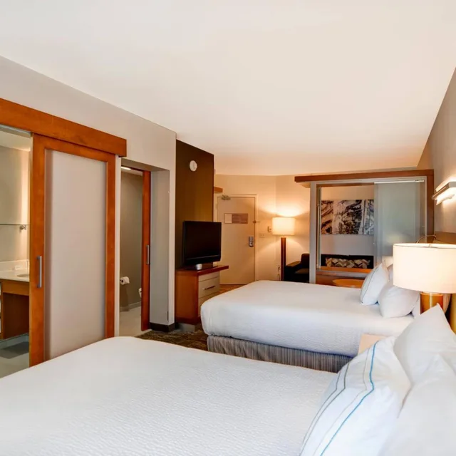 جناح بسريرين كوين بحوض استحمام لذوي الإعاقة، Springhill Suites by Marriott Midtown Cincinnati 1/4