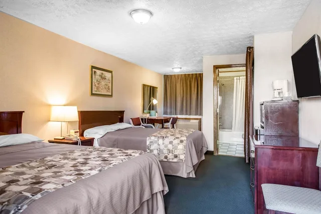 غرفة بسرير كوين وسرير مزدوج لذوي الإعاقة، Rodeway Inn & Suites Branford - Guilford 1/3
