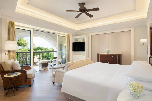 غرفة بسرير كينج بإطلالة على البحر بشرفة، The Royal Begonia A Luxury Collection Resort Sanya 3/9