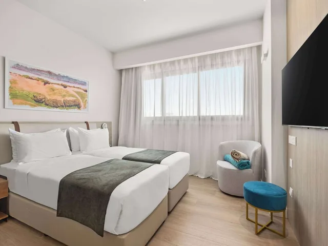 Classic, Twin Beds, Convertible Double Bed، Mercure Larnaca Finikoudes Beach 1/10