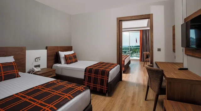 غرفة عائلية بسرير مزدوج وسريرين منفصلين بإطلالة جزئية على البحر، Side Sunport Hotel & Spa 1/8