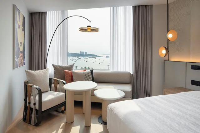 Royal, Rock, King Bed, Sea View, Hard Rock Hotel Pattaya 5/10