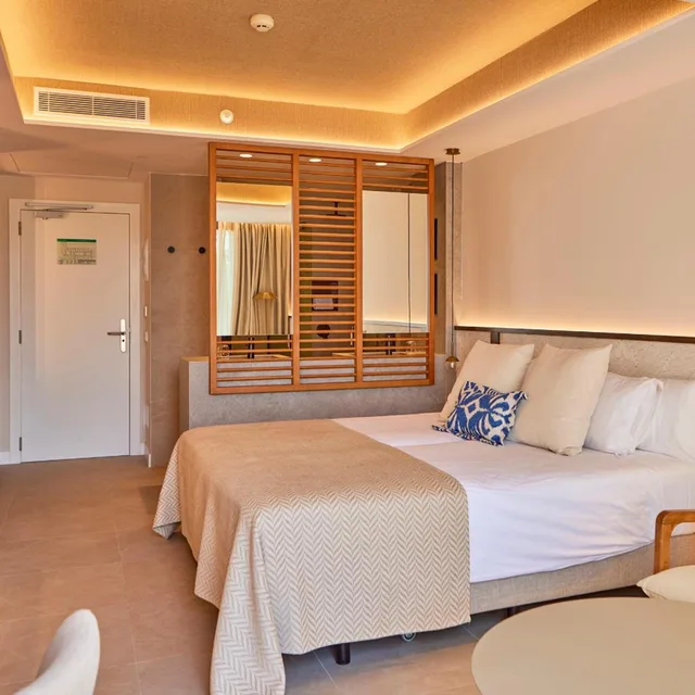 Junior Suite, Lateral Side Sea View, Private Pool، Universal Hotel Don Leon 1/8