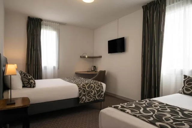 Family, Triple, 1 Double and 1 Single Bed, Hotel the Originals Du Moulin Niort 2/4