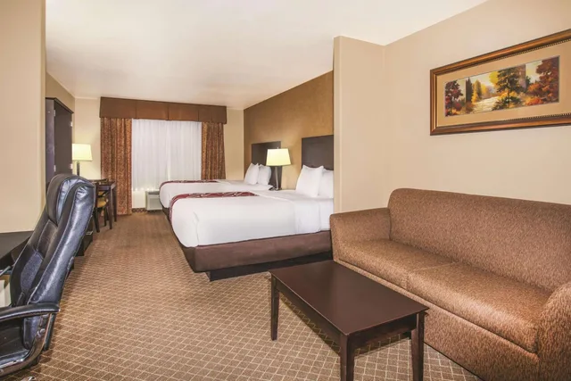 غرفة تنفيذية بسريرين كوين مع أريكة، La Quinta Inn & Suites by Wyndham Ely 6/10