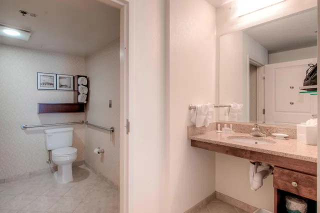 جناح بسريرين كوين بغرفة نوم واحدة مع أريكة لذوي الإعاقة، Residence Inn Chapel Hill 2/4