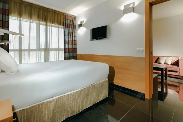 شقة عائلية بسرير مزدوج وسريرين منفصلين، Nh Barcelona Fira Suites 1/4