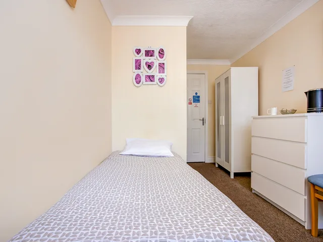 Standard Single Room - Shared، OYO The Longlands Hotel 2/7