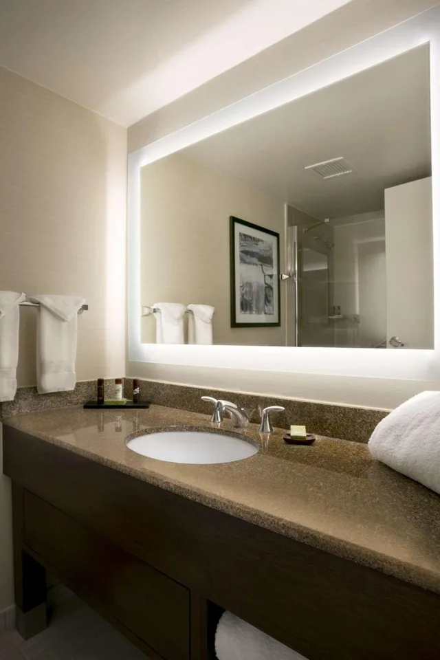 جناح بسرير كينج بغرفتين مع أريكة، Embassy Suites by Hilton Cleveland Beachwood 2/2