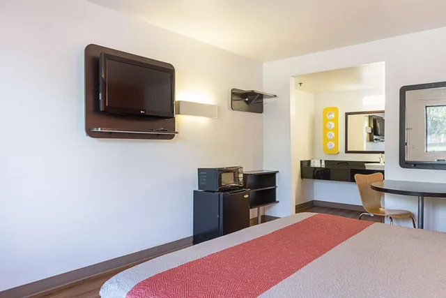 غرفة بسرير كينج لذوي الإعاقة، Motel6 Fresno, CA 7/10