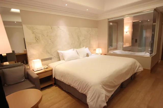 غرفة بريميير بسرير كينج بإطلالة على المتنزه، Pine Grove Hotel 4/9