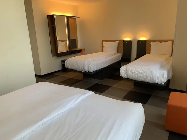 غرفة عائلية رباعية بسرير كوين وسريرين منفصلين لذوي الإعاقة، easyHotel Maastricht City Center 4/10