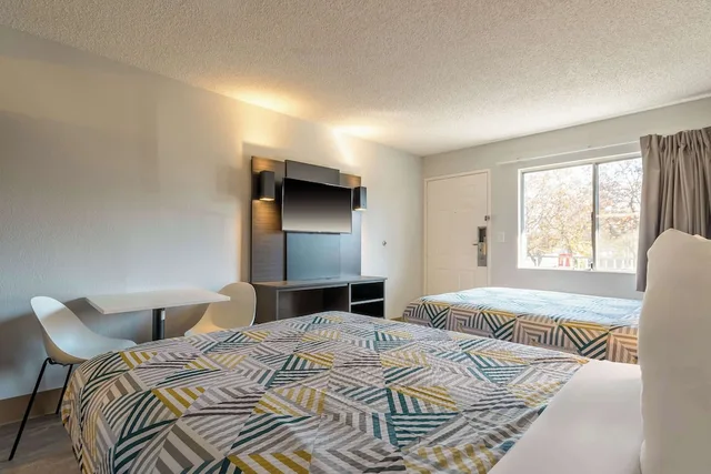 غرفة قياسية بسريرين مزدوجين بمطبخ صغير، Studio6 Hayward, CA – Silicon Valley Gateway 3/4