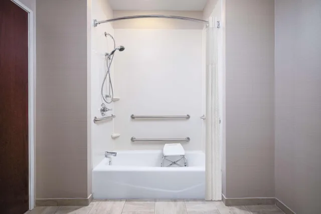 جناح بسريرين كوين بحوض استحمام لذوي الإعاقة، Green Mill Village Hotel & Suites, BW Signature Collection 4/7