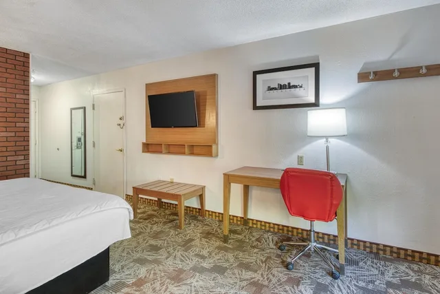 Standard, King Bed, Accessible, SureStay Hotel by Best Western Tuscaloosa Southeast 5/8