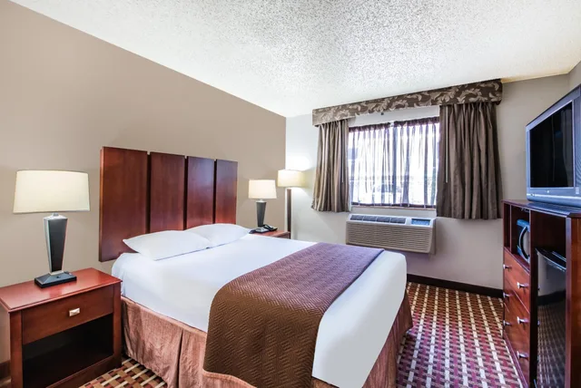 غرفة بسرير كوين بحوض استحمام لذوي الإعاقة، Super 8 by Wyndham Harlingen TX 2/4