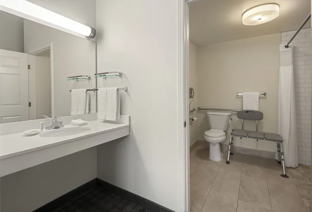 جناح بسرير كوين بغرفة نوم واحدة مع أريكة لذوي الإعاقة، Residence Inn Minneapolis Downtown at The Depot 2/2