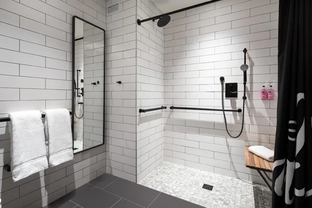 غرفة بسرير كوين بحوض استحمام لذوي الإعاقة، Moxy San Diego Downtown/Gaslamp Quarter 4/4