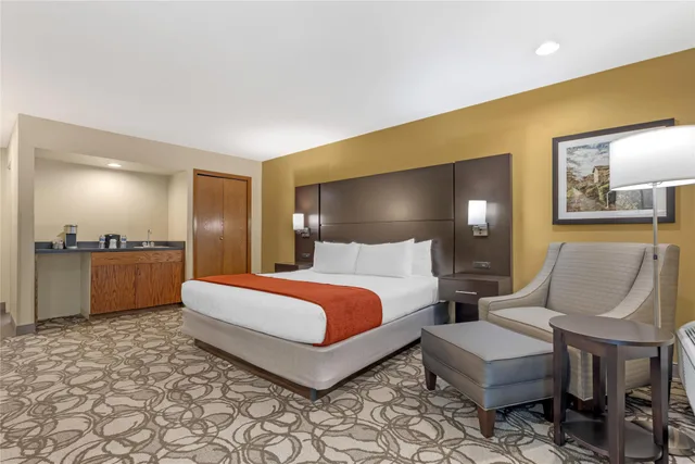 غرفة بسرير كينج بشرفة، Best Western Plus Plaza by the Green 1/7