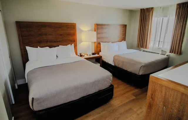 غرفة قياسية بسريرين كوين، Quality Inn Suites By the Parks 4/6