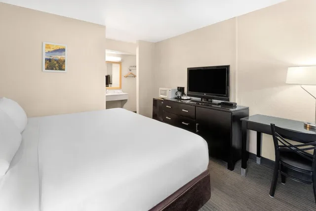 غرفة بسرير كينج، Days Inn by Wyndham Mackinaw City/Bridgeview Area 2/4