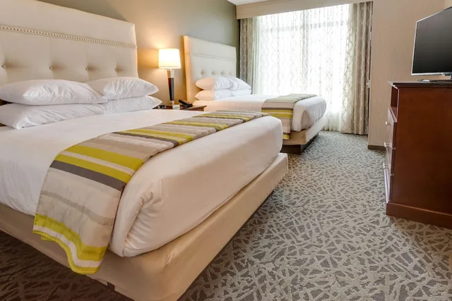 غرفة بسريرين كوين بحوض استحمام في طابق مرتفع لذوي الإعاقة، Drury Inn Suites Pittsburgh Airport Settlers Ridge 2/4