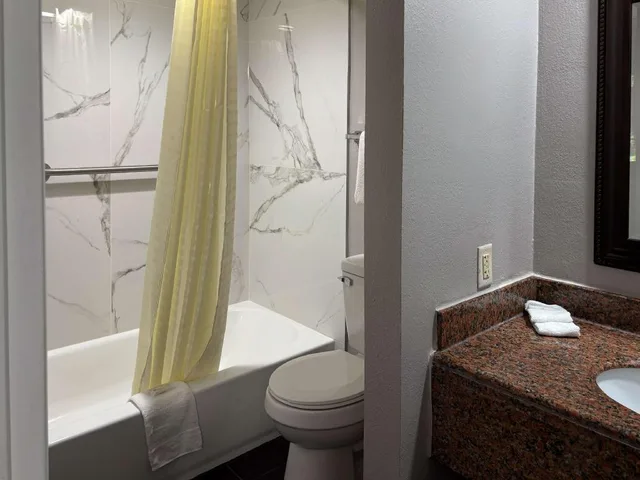 غرفة بسرير كينج بمطبخ للمدخنين، Motel6 Tallahassee, FL – North Monroe 9/10