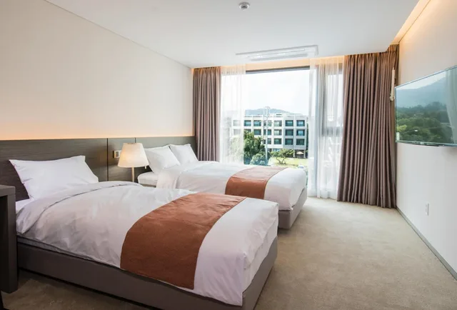 غرفة قياسية بسرير مزدوج وسرير فردي، Grandmer Hotel Jeju 1/1