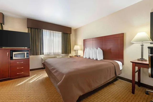 جناح بسرير كينج مع أريكة بحوض جاكوزي لذوي الإعاقة، Best Western Wittenberg Inn 2/4