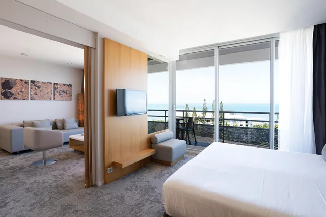 جناح بريستيج بسرير كينج وسريرين منفصلين بغرفتي نوم مع أريكة، Chateau Royal Beach Resort and Spa 2/10