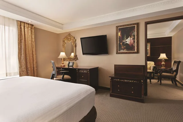 جناح بسرير كينج بغرفة نوم واحدة مع أريكة، Radisson Hotel Toronto Airport West 1/4