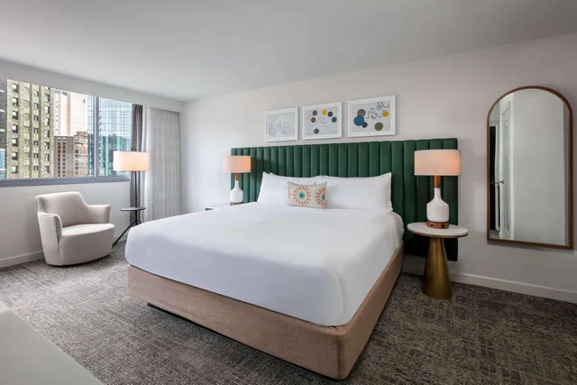 غرفة ملكية بسرير كينج بحوض استحمام لذوي الإعاقة، The Royal Sonesta Chicago Downtown 3/4