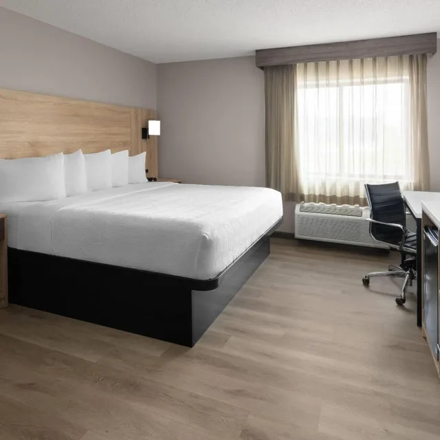 غرفة بسرير كينج بحوض استحمام لذوي الإعاقة، La Quinta Inn And Suites By Wyndham Mansfield Oh 2/6