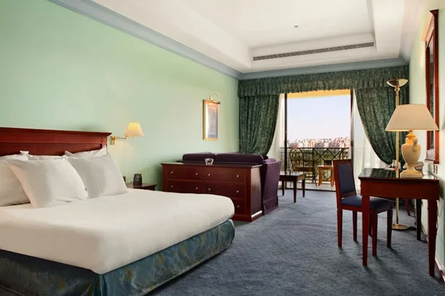 غرفة تنفيذية بسرير كينج، Hilton Pyramids Golf Resort 1/4