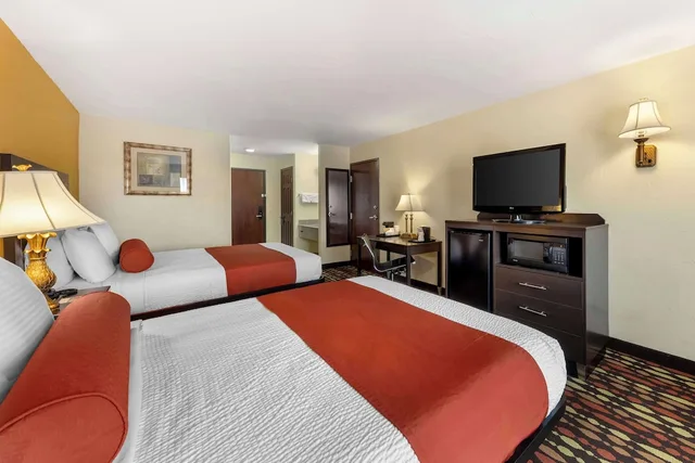 غرفة قياسية بسريرين كوين يُسمح فيها بالحيوانات الأليفة، Best Western Greentree Inn & Suites 3/6