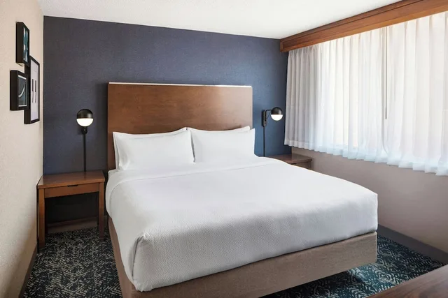 جناح بسرير كوين بغرفة نوم واحدة مع أريكة بمطبخ صغير، Four Points by Sheraton Halifax 1/1