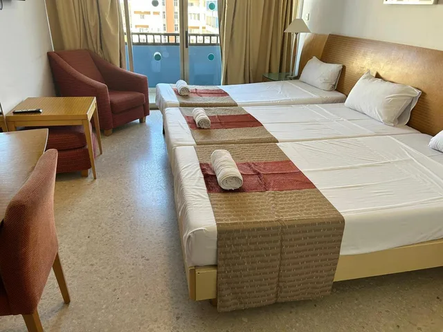 غرفة ثلاثية، The St. Georges Park Hotel 1/1