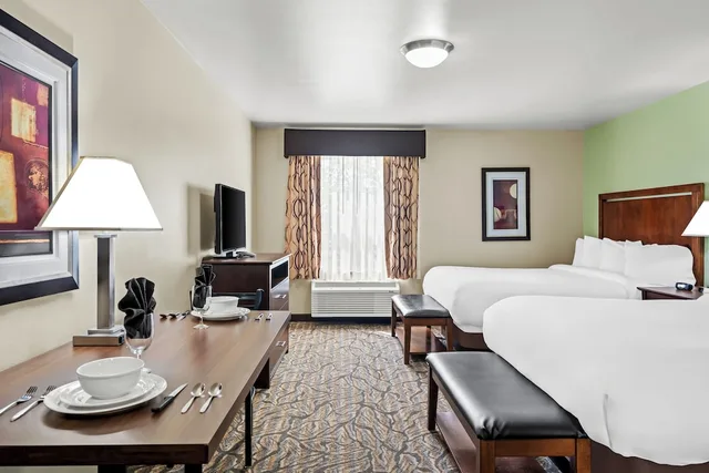 Suite, Queen Bed, Sofa, Kitchen, Accessible, Ledgestone Hotel Billings 4/6