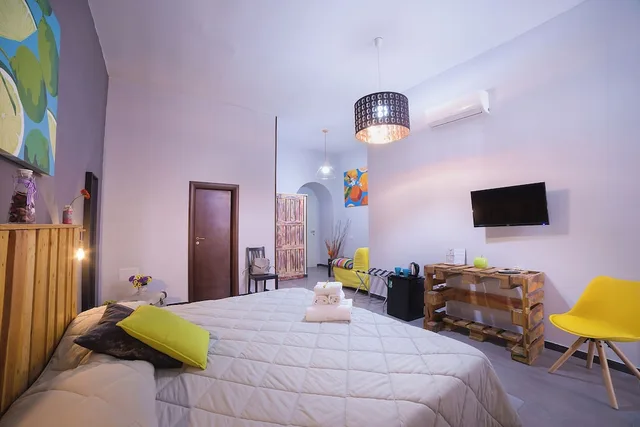 1 Bedroom, Victorian, Junior, Queen Bed, City View, Annex، Naples Royal House B&B 1/4