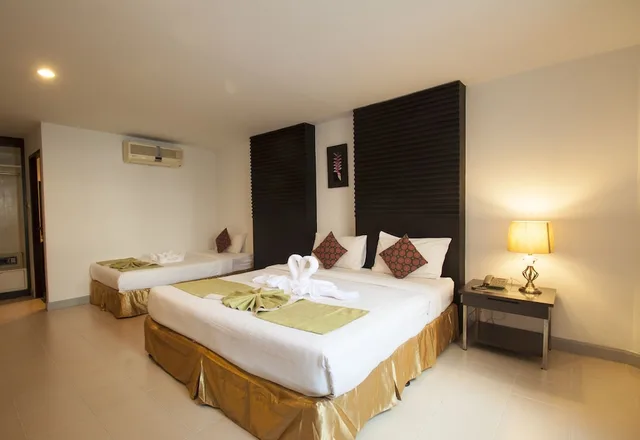 غرفة ديلوكس عائلية بسرير كينج وسرير فردي، Patong Sino House 3/10