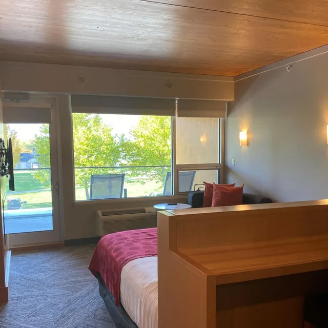 Room, Partial Lake View, West Wing, Penticton Lakeside Resort 2/5