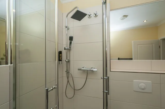 غرفة كومفورت ثلاثية بسرير كينج وسرير فردي، Hotel Musa's Grüne Tanne 9/9