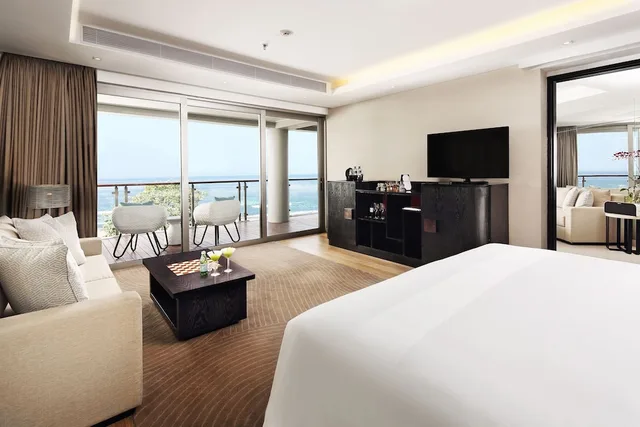 جناح ديلوكس بسرير كينج وسرير فردي بإطلالة على البحر بغرفتي نوم، Double-Six Luxury Hotel Seminyak 1/1