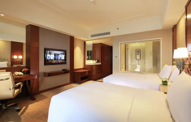 غرفة تنفيذية بسريرين منفصلين بشرفة مع دخول صالة النادي، DoubleTree by Hilton Hotel Ningbo - Chunxiao 1/3
