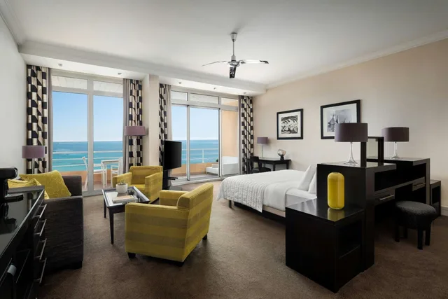 جناح جونيور بسرير كينج بإطلالة على البحر بشرفة في طابق مرتفع، Le Meridien Beach Plaza 4/7