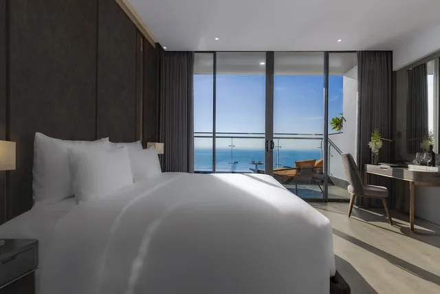 3 Bedrooms, Residence, Twin Beds, 2 King Beds, Ocean Front، Le Sands Oceanfront Da Nang Hotel 10/10